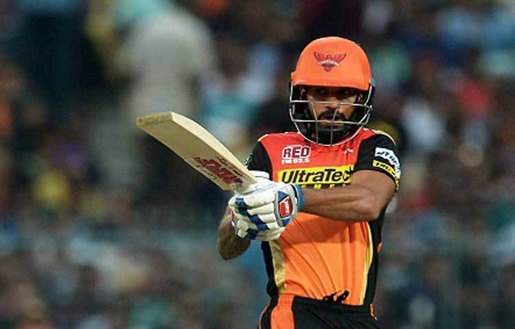 শিখর ধবন : ২০১৪ তে হায়দরাবাদের হয়ে ১০ ম্যাচে ২১৫ রান করেছিলেন। তার পর দায়িত্ব ছাড়েন শিখর। দল পরিচালনার দায়িত্ব পান ড্যারেন স্যামি।