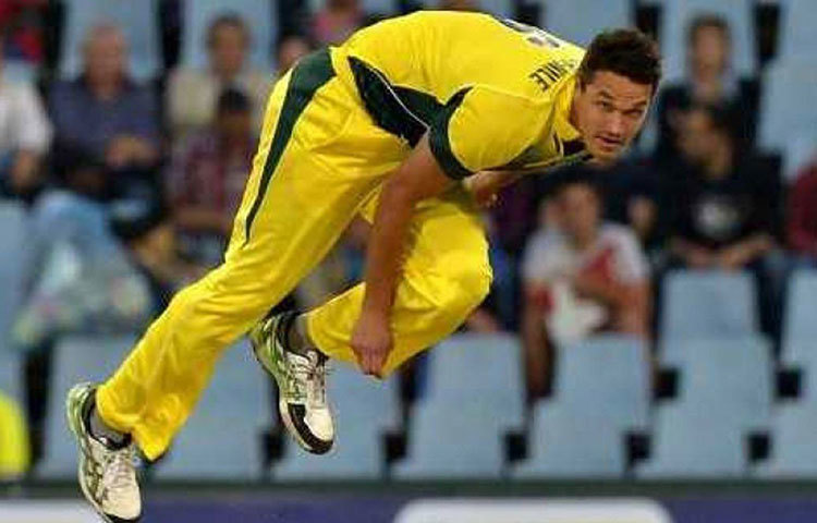 নাথান কুল্টার নাইল : দেড় কোটিতে নাইলকে দলে নেয় বেঙ্গালুরু। কিন্তু টুর্নামেন্ট শুরুর আগেই পিঠের চোট ছিটকে দেয় অজি তারকাকে। বদলি হিসাবে কোরে অ্যান্ডারসনকে দলে নেয় দলে নেয় আরসিবি।