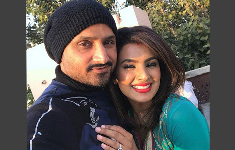 হরভজন সিং-গীতা বসরা : চলতি আইপিএল মরসুমে চেন্নাই সুপার কিংস-এর জন্য অসাধারণ খেলছেন হরভজন। ২ বছরের লম্বা একটা সময়ের পর প্রত্যাবর্তন করেও সিএসকে যে এত ভাল খেলতে পারছে তার অন্যতম কারণ হরভজন। আর হরভজনের প্রেরণা স্ত্রী গীতা।