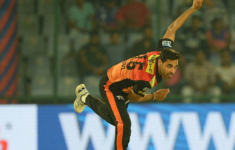 ফ্লপ বোলিং : যে সানরাইজার্সের বোলিংকে আইপিএলের সেরা বোলিং বলা হচ্ছিল, তারাই শনিবার রাতে ফ্লপ। এক সিদ্ধার্থ কল বাদে নজর কাড়তে পারলেন না কেউই। ৮ ওভারে ৬৪ রান দিয়ে একটিও উইকেট পাননি দলের দুই স্ট্রাইক বোলার ভুবনেশ্বর কুমার এবং রশিদ খান।