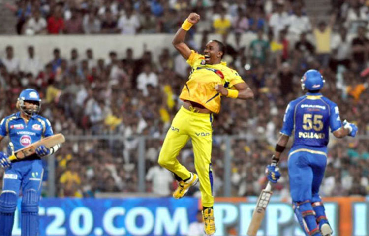 ২০১০ সালে আইপিএল ফাইনালে মহেন্দ্র সিং ধোনির একটি ফিল্ডিং সেটআপের সিদ্ধান্তই সব হিসেব পাল্টে দেয়। অনায়সেই হাতে চলে আছে আইপিএলের কাপ। মুম্বাই ইন্ডিয়ান্সের শেষ ৭ বলে দরকার ছিল ২৭ রান।