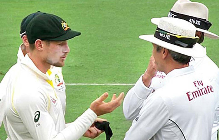 আম্পায়ারদের কাছে ব্যানক্রফ্ট অস্বীকার করেন। পরে স্মিথ স্বীকার করেন ঘটনা।