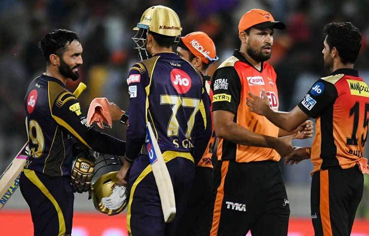 শুভমন গিলের মতো এক জন সফল ব্যাটসম্যানকে দেরিতে নামানোর মূল্য চোকাতে হল। তিন বা চার নম্বরে পাঠালে হয়ত ম্যাচ ভাগ্যটা ঘুরে যেতে পারত।