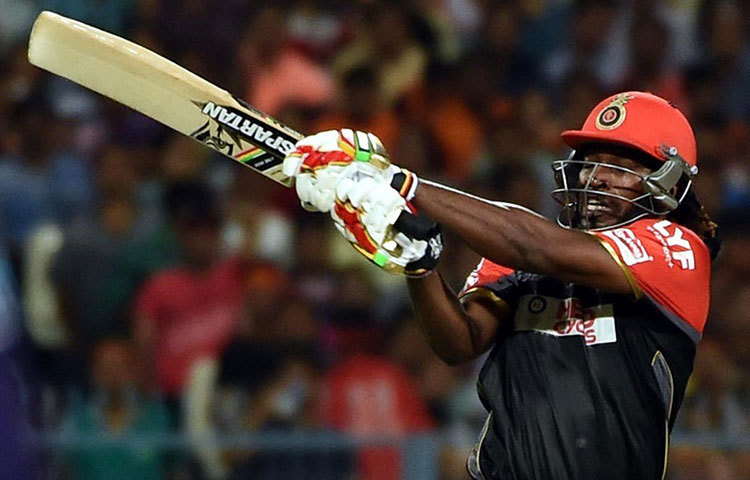 ক্রিস গেইল : আইপিএলের বস। টুর্নামেন্টের ইতিহাসে সবচেয়ে বিধ্বংসী ব্যাটসম্যান। ১০০টি ইনিংসে অবিশ্বাস্য ২৬৫টি ছক্কা হাঁকিয়ে তালিকার এক নম্বরে ক্রিস গেইল।