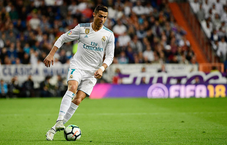 ক্রিশ্চিয়ানো রোনালদো একজন পর্তুগিজ ফুটবলার। তিনি যিনি স্পেনিশ ক্লাব রিয়াল মাদ্রিদ এবং পর্তুগাল জাতীয় দলে একজন ফরোয়ার্ড হিসেবে খেলে থাকেন। তিনি ১৯৮৫ সালের ৫ ফেব্রয়ারি জন্মগ্রহণ করেন।