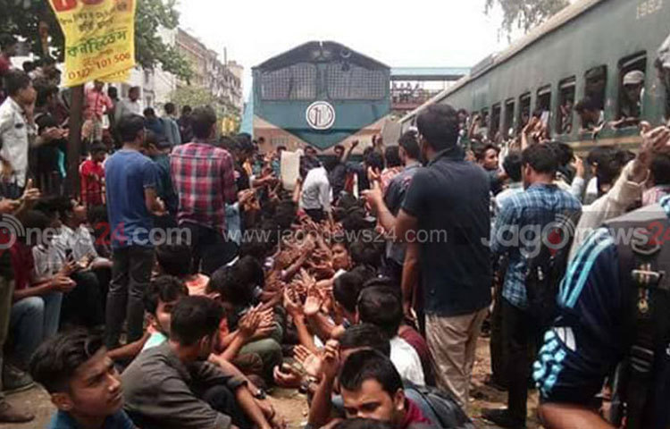 কোটা সংস্কার দাবিতে আন্দোলনরত শিক্ষার্থীদের ওপর হামলার প্রতিবাদে ক্লাস বর্জন করেছেন চট্টগ্রাম বিশ্ববিদ্যালয়ের (চবি) শিক্ষার্থীরা। এই কোটা সংস্কার দাবির প্রতি পূর্ণ সমর্থন জানিয়ে তারা তাদের এ কর্মসূচি চালিয়ে যাবেন বলেও জানান।