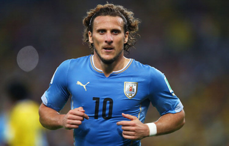 দিয়েগো ফোরলান : উরুগুয়ের ইতিহাসে অন্যতম সেরা ফুটবলারের একজন হলেন দিয়েগো ফোরলান। ১৯৫০ বিশ্বকাপ জয়ের পর উরুগুয়ে যেন হারিয়েই গিয়েছিল বিশ্ব ফুটবল থেকে। কোনো তারকা নেই, লাতিন পাওয়ার হাউজের যে তকমা ছিল সেটাও নেই। কিন্তু ২০১০ বিশ্বকাপের আগে হঠাৎ ফোরলানের আবির্ভাব। তাদের হাত ধরে উরুগুয়ে উঠে গেলো সেমিফাইনালে। দল চতুর্থ হলেও টুর্নামেন্ট সেরা গোল্ডেন বলের পুরস্কার জিতলেন ফোরলান। ২০১৪ বিশ্বকাপের পরই তিনি নিয়েছেন অবসর। নিশ্চিত, এবারের বিশ্বকাপ তাকে মিস করবে।