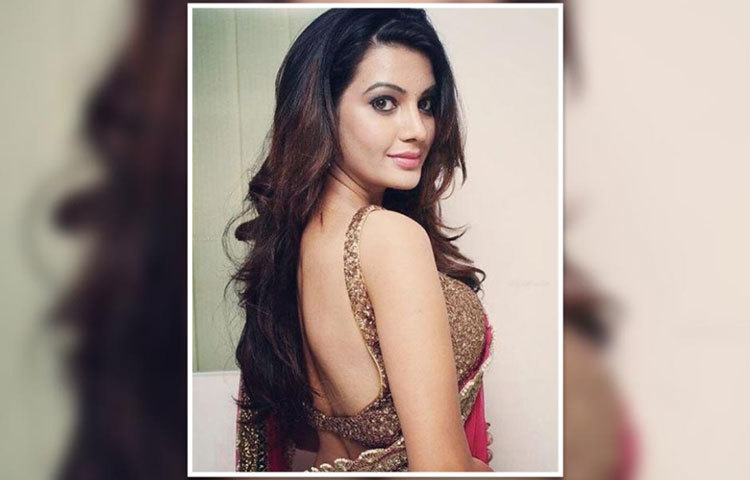 তেলুগু সিনেমা ‘গোপালা গোপালা’-এ প্রথমবার তাকে অভিনয় করতে দেখা যায়।