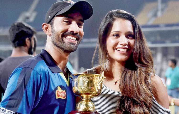 দীনেশ কার্তিক তার স্ত্রী নিকিতা বিজয়ের সঙ্গে, সাফল্যের হাসি হাসছেন।