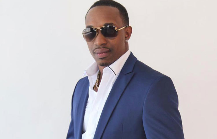 বাইশ গজে রান তাড়া করার ফাঁকে এক ভারতীয় সুন্দরীর প্রেমে নাকি হাবুডুবু খাচ্ছেন এই ক্যারিবিয়ান তারকা। তবে পাত্র-পাত্রী কেউই কিন্তু প্রেমের কথা স্বীকার করেননি।