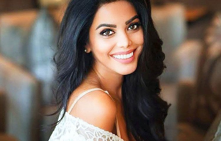 ২০০৬ সালে ফেমিনা মিস ইন্ডিয়া ওয়ার্ল্ড খেতাব জেতেন নাতাশা। মিস ওয়ার্ল্ড প্রতিযোগিতাতেও প্রথম দশের মধ্যে ছিলেন তিনি।