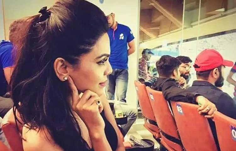 আইপিএলের উত্তেজনা ছাড়িয়েও নাতাশা-ব্রাভো সম্পর্ক এখন হিট লিস্টে। বেশ কয়েকবার স্টেডিয়ামে বসে চেন্নাই সুপার কিংসের ম্যাচ দেখতেও দেখা গিয়েছে নাতাশাকে। ভালো করে খেলার জন্য সোশ্যাল মিডিয়ায় ব্রাভোকে আগাম অভিনন্দনও জানিয়েছেন নাতাশা।