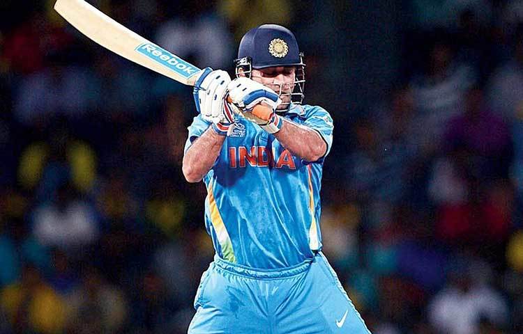 ধোনি হেলিকপ্টার : শূন্যে লাফিয়ে এই শট খেলতে হয়। পায়ের গোড়া থেকে ব্যাট ঘুরিয়ে খেলা হয় বলেই নাম হেলিকপ্টার। ইয়র্কারও উড়ে যায় গ্যালারিতে।