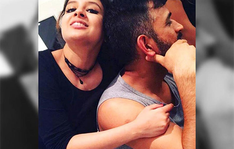 মহেন্দ্র সিং ধোনি এবং তার স্ত্রী সাক্ষী ধোনি। ধোনিকে ‘চিয়ার আপ’ করার জন্য থাকেন সর্বদা তার পাশে।