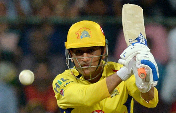 ২২ মে ২০১১। আরসিবির বিরুদ্ধে সেই ম্যাচে যখন এক দিকে পরপর উইকেট পড়ছিল, তখন হাল ধরেন ধোনি। দলের ১২৮ রানর মধ্যে একা ধোনিই করেন ৪০ বলে ৭০। গেলের দাপটে ম্যাচটি অবশ্য সহজেই জিতে যায় বেঙ্গালুরু। তবে সেই ম্যাচের পর দুর্দান্ত ভাবে টুর্নামেন্টে ফেরে চেন্নাই। চ্যাম্পিয়নও হয়।