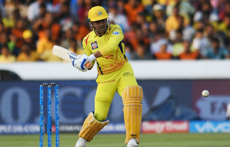 ২১ মে ২০১৬। ধোনি তখন পুণেতে। কিঙ্গস ইলেভেনের ১৭২ রানের জবাবে পুণে এক সময় ছিল ৮৩/৫। সেখান থেকে ৩২ বলে ৬৪ রান করে শেষ বলে ম্যাচ জেতান ধোনি। শেষ ওভারে ২৩ রান করে পুণে।