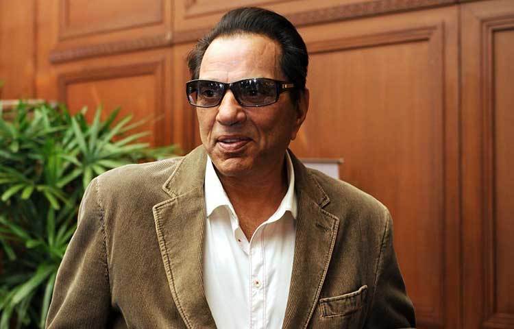 ধর্মেন্দ্র : বলিউডে একসময় হার্টথ্রব ধর্মেন্দ্রর অভিনয় জীবন শুরু হয় খুব কম বেতন দিয়ে। লাইমলাইটে আসার আগে ‘দিল ভি তেরা হাম ভি তেরে’ ছবিতে অভিনয়ের জন্য ৫১ টাকা হাতে পান তিনি।