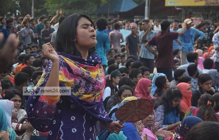 এক ছাত্রী হাতে পাখা নিয়ে স্লোগান দিচ্ছে। সবাই দাবি আদায়ে অনড়। ছবি : মাহবুব আলম