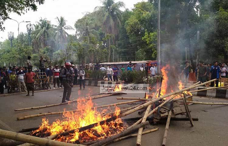 রাস্তায় বাঁশ জড়ো করে আগুন জ্বালিয়েছে আন্দোলনকারীরা। ছবি : মাহবুব আলম