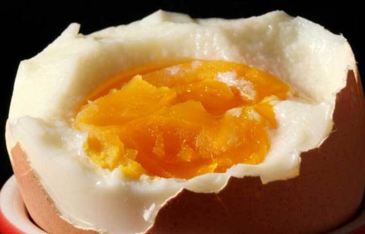 প্রতিদিন ডিম খান : প্রতিদিন একটি করে ডিম খেয়েছেন এ রকম এক হাজার পুরুষকে নিয়ে দীর্ঘ ২১ বছর ধরে ইউনিভারসিটি অফ ইস্টার্ন ফিনল্যান্ডের করা এক গবেষণায় দেখা গেছে যে, তাদের কারোই হার্ট অ্যাটাক বা স্টোকের ঝুঁকি বাড়েনি।