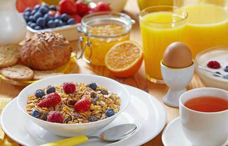 আরো গবেষণা : প্রায় একই রকম তথ্য জানা যায় মার্কিন যুক্তরাষ্ট্রের গবেষণা সংস্থা এপিডস্টারের কাছ থেকে। ১৯৮২ থেকে ২০১৫ সাল পর্যন্ত ৫ লক্ষ ৫০,০০০ মানুষকে নিয়ে করা হয়েছিল গবেষণা এবং সে গবেষণা থেকে জানা গেছে যে, হৃদপিন্ডে ডিম খাওয়ার নেতিবাচক কোনো প্রভাব তো পড়েইনি বরং তাদের স্ট্রোকের ঝুঁকি কমেছে শতকরা ১২ ভাগ।