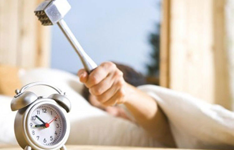 সবচেয়ে প্রথমে যেটা করবেন, তা হল অ্যালার্ম বন্ধ করে দিন। এটাই স্বাভাবিক উপায়ে ঘুম ভাঙানোর প্রথম উপায়। দু’তিন সপ্তাহ লক্ষ রাখুন আর নোট রাখুন ঠিক কখন আপনার ঘুম ভাঙছে। কত ঘণ্টা ঘুম আপনার জন্য জরুরি তার একটা ধারণা পাবেন।