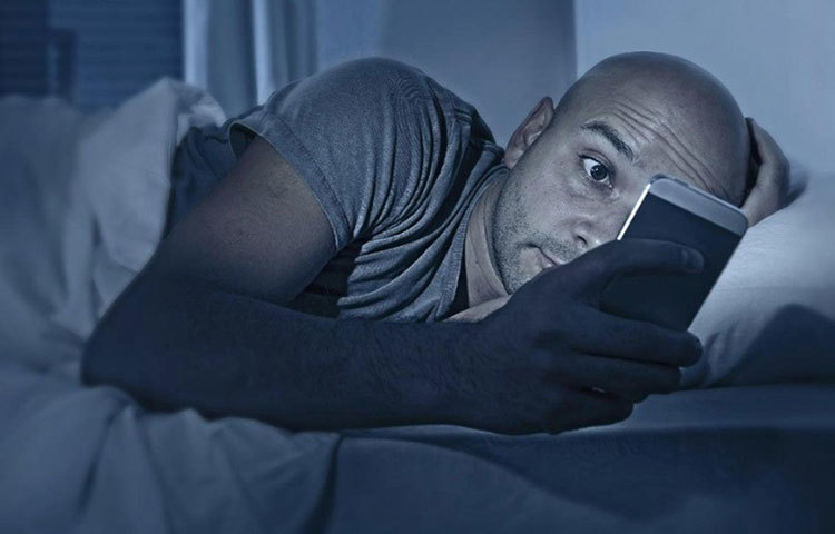 সেই অনুযায়ী ঘুমতে যাওয়ার সময়টা নির্দিষ্ট করুন। আর অবশ্যই ফোন থেকে নিজেকে দূরে সরিয়ে রাখুন এই সময়টা। কারণ বেশিরভাগ সময়ই সোশ্যাল মিডিয়ায় স্ক্রোল করেই ঘুমের জন্য বরাদ্দ অনেকটা সময়ই আমরা নষ্ট করে ফেলি।