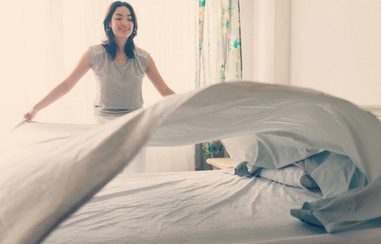 রাতের জন্য অপেক্ষা করবেন না। ঘুম থেকে উঠেই বরং বিছানাটা গুছিয়ে ফেলুন। এতে রাতে কিছুটা হলেও সময় বাঁচবে।