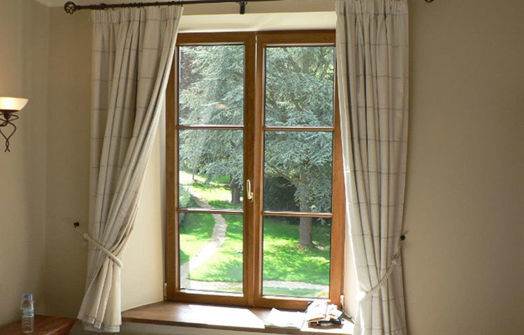 জানলার পর্দাগুলো সরিয়ে রাখুন। সকাল হলেই জানলা দিয়ে রোদ পড়বে চোখে। খুব তাড়াতাড়ি ঘুমও ভেঙে যাবে।