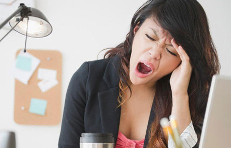 বিশেষজ্ঞরা বলছেন, বেশির ভাগ মানুষই ভীষণ অলস। তাই ৪-৫ মিনিট সময় পার্থক্যে পরপর বেশ কয়েকটা অ্যালার্ম সেট করে রাখে। সত্যিই যদি আপনি তাড়াতাড়ি উঠতে চান, এবং একান্তই যদি অ্যালার্ম তার জন্য অপরিহার্য হয় তাহলে আলস্য ছেড়ে প্রথম অ্যালার্মেই উঠে পড়ুন।