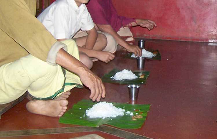 এই আসনে বসলে মানসিক চাপ কমে, মনে ইতিবাচক চিন্তাভাবনার প্রভাব বৃদ্ধি পায়।