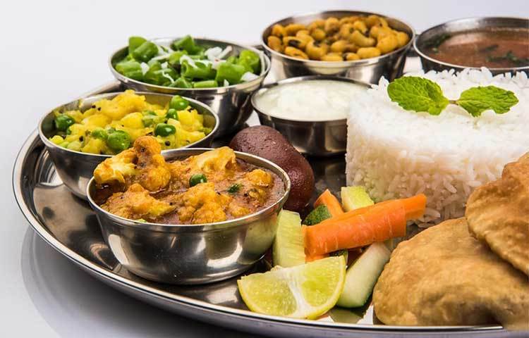 সুখাসনে বসে খাবার খেলে আলস্য দূর হয়। মাংস পেশিতে খিঁচ ধরা কমে।