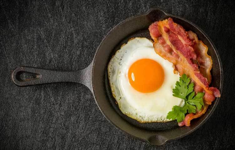 ওজন বৃদ্ধি : মাত্র ৭৫ ক্যালোরি থাকে একটি ডিমে। এবং ডিম খেলে পেটও ভরে। ফলে ওজন বাড়ে না। কিন্তু শরীরে এনার্জিও দেয়।