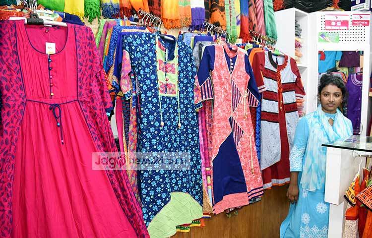 ঈদ উপলক্ষে বিভিন্ন বাহারি ডিজাইনের পোশাকে সাজানো হয়েছে ফ্যাশন হাউজ। ছবি : বিপ্লব দিক্ষিৎ