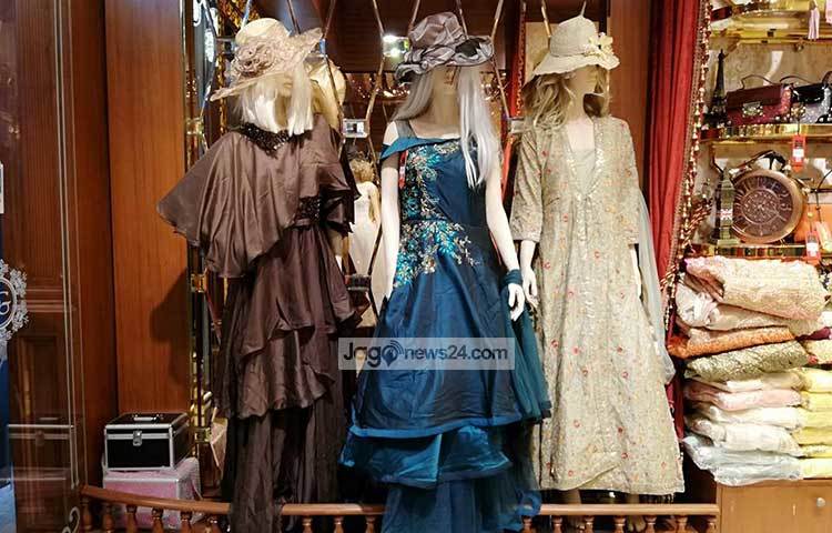 বিভিন্ন ডিজাইনের পোশাক শোভা পাচ্ছে এই শো-রুমটিতে। ছবি : মাহবুব আলম