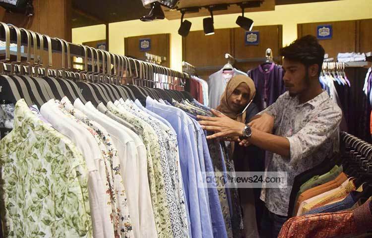 পছন্দের জামা খুঁজছেন দুই ক্রেতা। ছবি : মাহবুব আলম