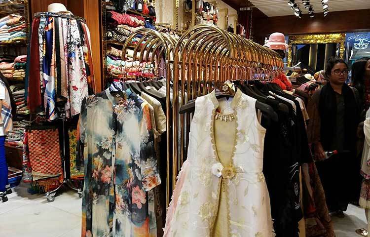 মেয়েদের পোশাকের একটি শো-রুম। ঈদ উপলক্ষে এ শো-রুমে বাহারি ডিজাইনের পোশাক আনা হয়েছে। ছবি : মাহবুব আলম