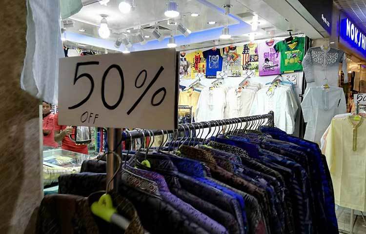 ঈদ উপলক্ষে এই দোকানটিতে ৫০% কমিশনের বিক্রি হচ্ছে পোশাক। ছবি : মাহবুব আলম