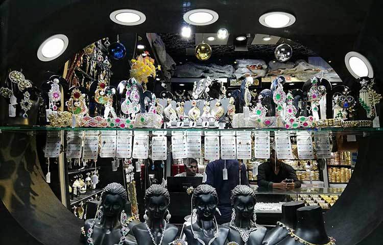 ঈদের জন্য অলঙ্কারে সাজানো হয়েছে জুয়েলারিটি। ক্রেতাদের অপেক্ষায় আছেন বিক্রেতারা। ছবি : মাহবুব আলম