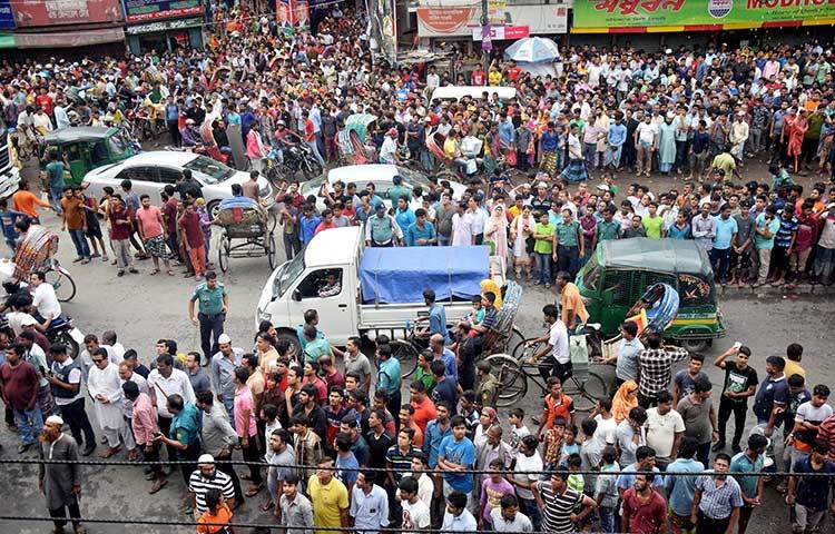অগ্নিকাণ্ডের খবর পেয়ে উৎসুক জনতা ভিড় করেছে। ছবি : মাহবুব আলম
