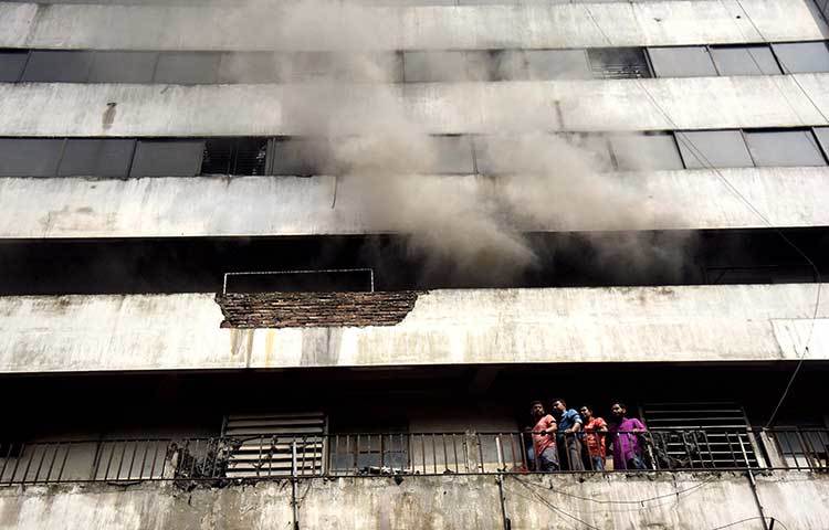 একটি ফ্লোর থেকে ধোঁয়ার কুণ্ডলী বের হচ্ছে। ছবি : মাহবুব আলম