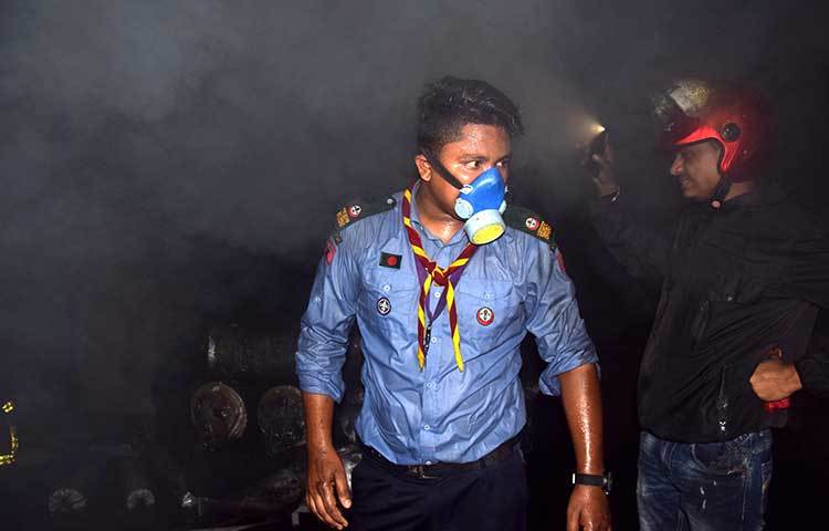 স্কাউটের এক সদস্য কাজ করছে। ছবি : মাহবুব আলম