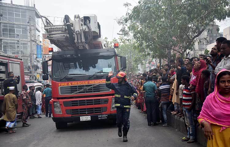 ফায়ার সার্ভিসের গাড়ি অগ্নি নির্বাপনের জন্য আসছে। ছবি : মাহবুব আলম