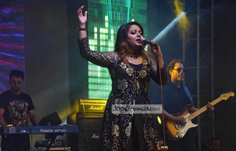 গান গাইছেন বর্তমান প্রজন্মের জনপ্রিয় শিল্পী কণা। ছবি : মাহবুব আলম
