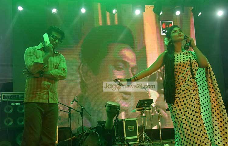 মঞ্চে নৃত্য পরিবেশন করছেন দুই শিল্পী। ছবি : মাহবুব আলম