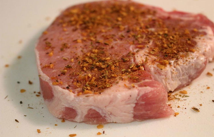 মাংস : যেকোনো মাংসে অতিরিক্ত মাত্রায় সম্পৃক্ত ফ্যাট থাকে। ফলে নিয়মিত বেশি পরিমাণ মাংস খেলে শরীরে ভিটামিন সি-এর মাত্রা কমে যায়, যার প্রভাব পড়ে ত্বকের উপর।