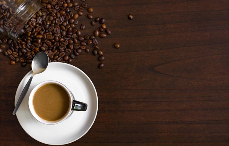 কফি : অতিরিক্ত পরিমাণ কফি খেলে শরীরে পানিশূন্যতা দেখা দেয়। ত্বকের উপরেও এর প্রভাব পড়ে।