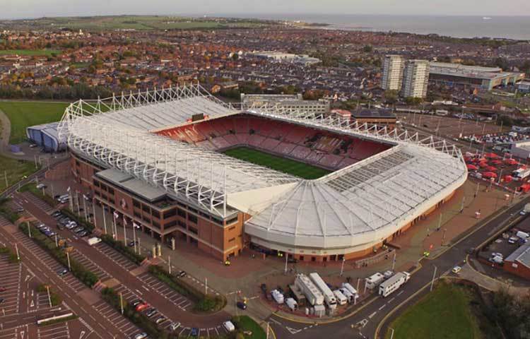 স্টেডিয়াম অব লাইট (সান্ডারল্যান্ড) : ২০০৫ সালে স্টেডিয়ামের ব্যালকনিতে কালো ছায়া দেখে আঁতকে উঠেছিলেন ২ কর্মী। আইরিশ স্ট্রাইকার স্টিফেন ইলিয়টও নাকি একেবার ‘ভূতের’ মুখোমুখি পড়ে গিয়েছিলেন। সেই থেকে স্টেডিয়ামটিকে ঘিরে ভূতের নানা গল্প চাউর হতে থাকে। স্টেডিয়াম কর্তাদের বিশ্বাস, কোনও জলদস্যুর ভূত নাকি ঘুরে ফিরে বেড়াচ্ছে স্টেডিয়ামের আনাচ কানাচে।