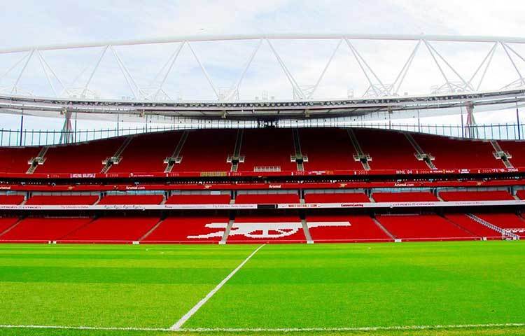 হাইবারি (আর্সেনাল) : দক্ষিণ লন্ডনের হাইবারিতে আর্সেনাল স্টেডিয়ামে নাকি এখনও দেখা যায় বিখ্যাত ফুটবল খেলোয়াড় ও আর্সেনালের প্রথম ম্যানেজার হারবার্ট চ্যাপম্যানের আত্মাকে। হারবার্টের হাত ধরেই আর্সেনাল প্রথম ১৯২৩-২৪ মৌসুমে লিগ জেতে। নিউমোনিয়ায় আক্রান্ত হয়ে ৫৫ বছর বয়সে মৃত্যু হয় তার। জীবনের শেষ কটি দিন এই স্টেডিয়ামে বসেই খেলা দেখেছিলেন হারবার্ট।