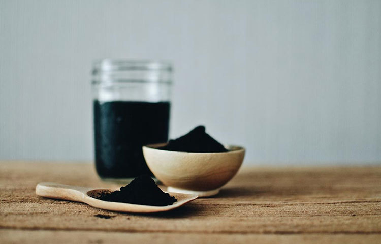 চারকোল : ফ্রিজের উষ্ণতা কিছুটা কমিয়ে, এক বাটি চারকোল ফ্রিজে রেখে দিন। ৩ দিন মতো রেখে দেখুন, দারুণ ফল পাবেন।